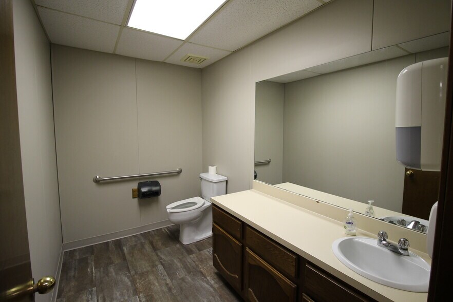 More Photos Of 1815 W Detroit St, Broken Arrow Service For Lease