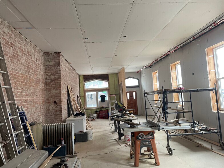 More Photos Of 198 King St W, Prescott General Retail For Lease