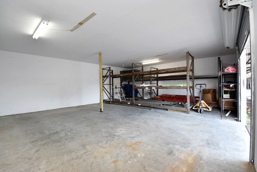 More Photos Of 1915 Sherwood Forest St, Houston Warehouse For Sale