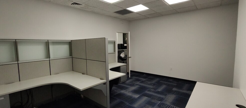 More Photos Of 240 Plandome Rd, Manhasset Office For Lease