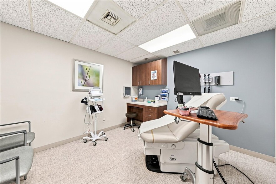 More Photos Of 3303 S Halsted St, Chicago Medical For Lease