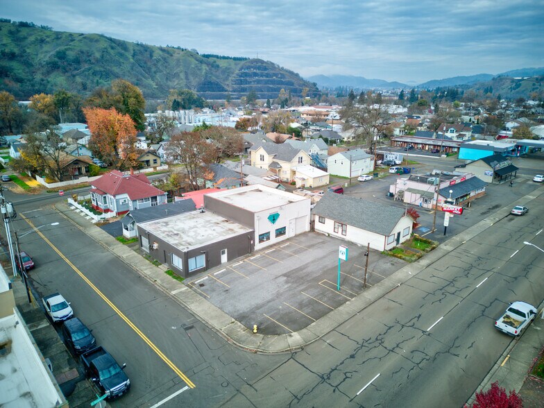 More Photos Of 1560 SE Stephens St, Roseburg Freestanding For Sale