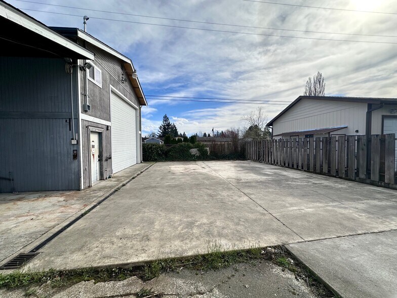 More Photos Of 11963 160th - Garage st, Renton Service For Lease