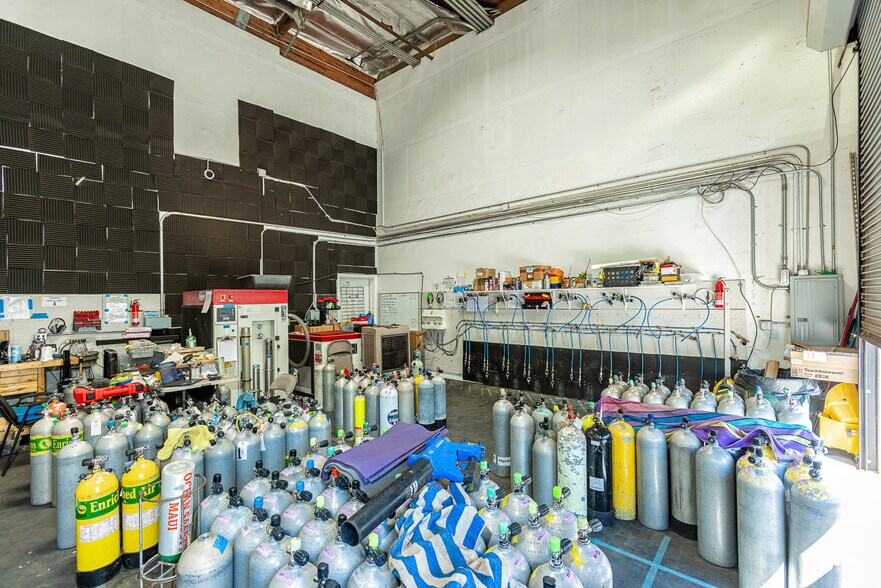 More Photos Of 300 Ohukai Rd, Kihei Showroom For Sale