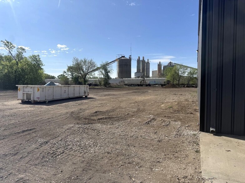 More Photos Of 1015 W Woodside St, Mcpherson Industrial For Sale