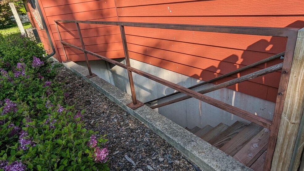 More Photos Of 1276 W Winneconne Ave, Neenah Storefront For Sale