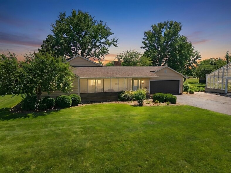 More Photos Of 1126 E State St, Sycamore Storefront Retail Residential For Sale