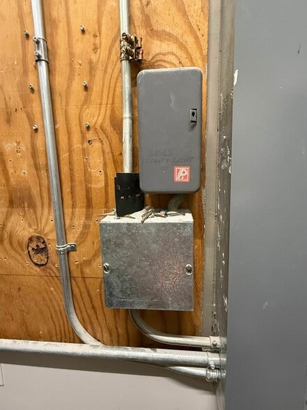 More Photos Of 2101 W Chesterfield Blvd, Springfield Office For Sale