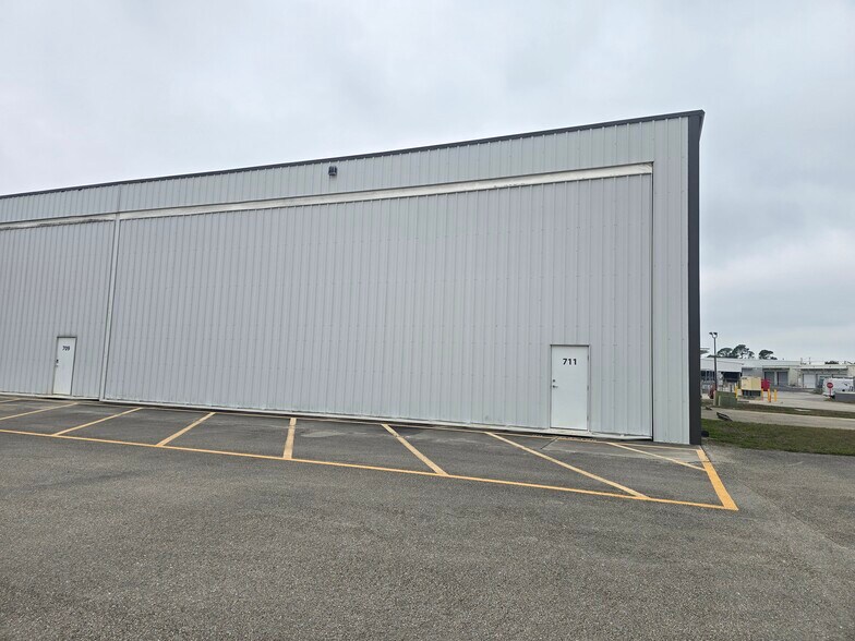 More Photos Of 711 Ramp Rd, Naples Airplane Hangar For Sale