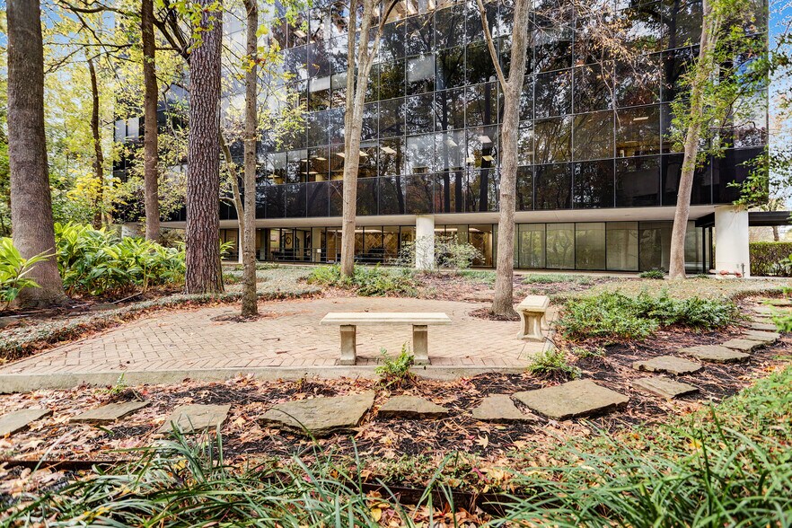 More Photos Of 2180 North Loop W, Houston Unknown For Lease