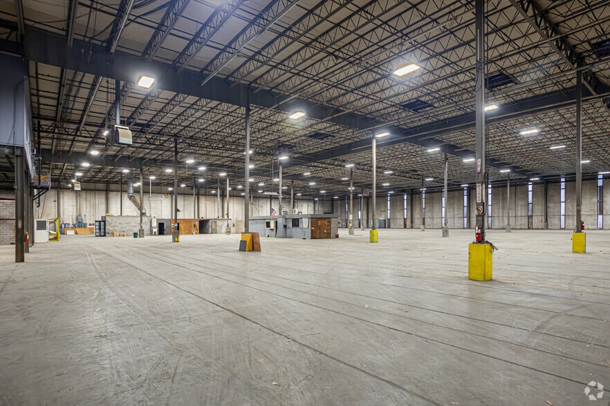 More Photos Of 1000 Elmwood Park Blvd, Elmwood Distribution For Lease