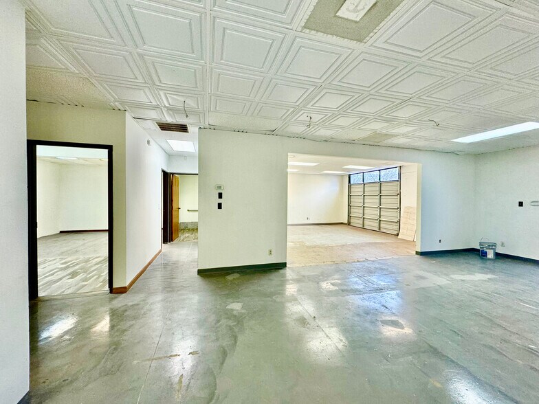 More Photos Of 10606 Shady Trl, Dallas Showroom For Sale