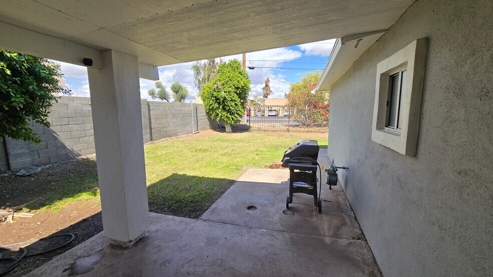 More Photos Of 2423 W Campbell Ave, Phoenix Warehouse For Lease