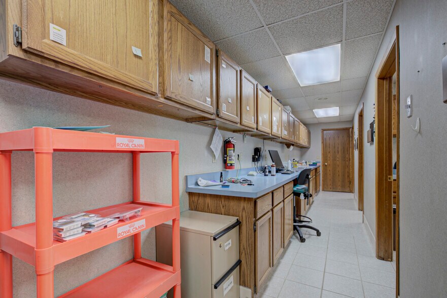 More Photos Of 2321 W Wisconsin Ave, Appleton Veterinarian Kennel For Sale