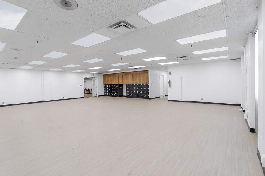 More Photos Of 2334 Production Dr, Indianapolis Warehouse For Lease