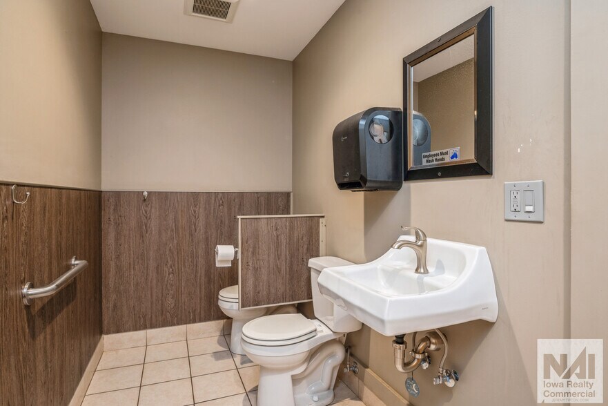 More Photos Of 115 E Main St, Coggon General Retail For Sale