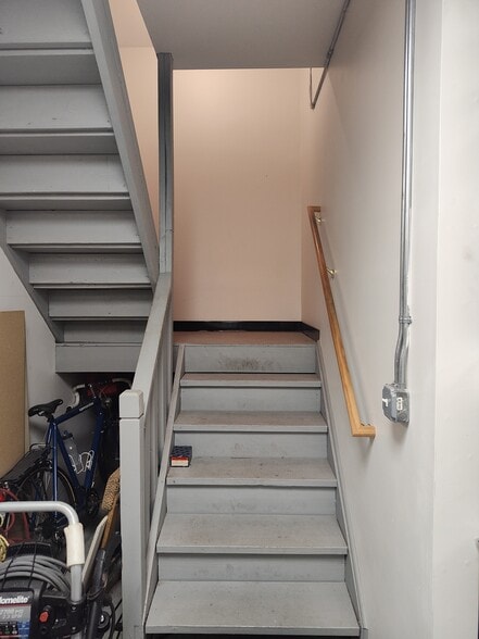 More Photos Of 300 5th St, Belvidere Light Distribution For Sale