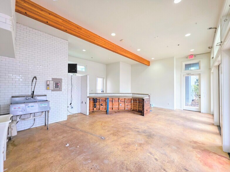 More Photos Of 1147 N Academy Ave, New Braunfels General Retail For Lease