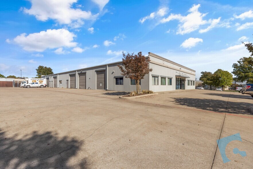 More Photos Of 580 Commerce St, Southlake Light Manufacturing For Lease