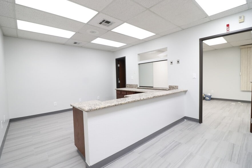 More Photos Of 16017 Tuscola Rd, Apple Valley Medical For Lease