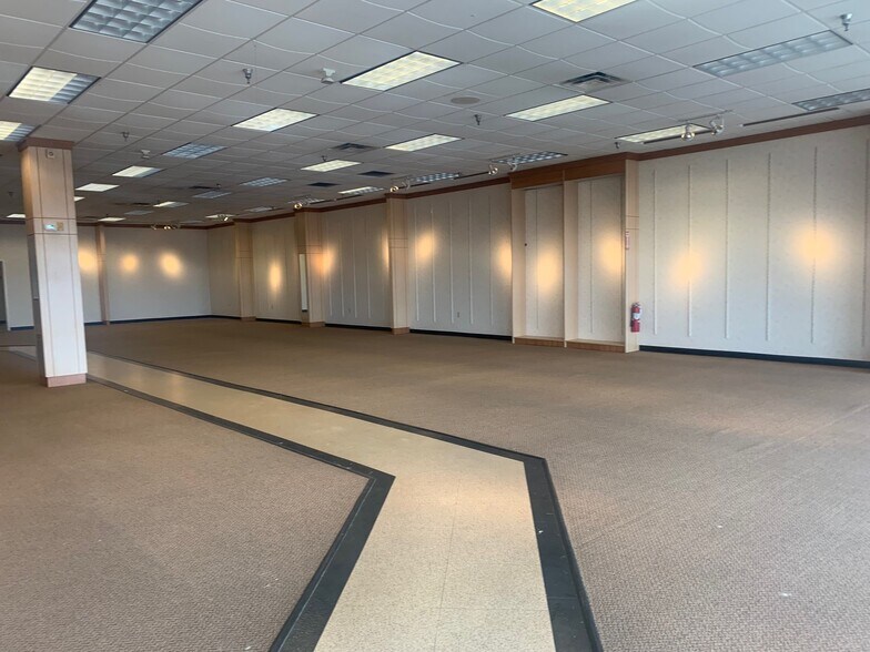 More Photos Of 1360-1363 Leesburg Ave, Washington Court House Storefront Retail Office For Lease