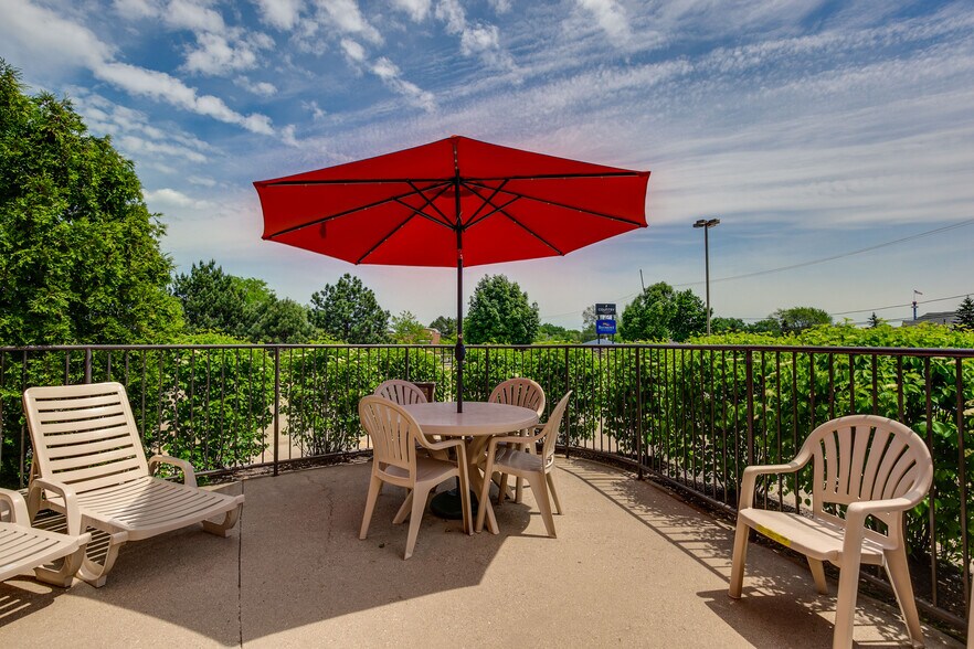 More Photos Of 5520 Grand Ave, Gurnee Hotel For Sale