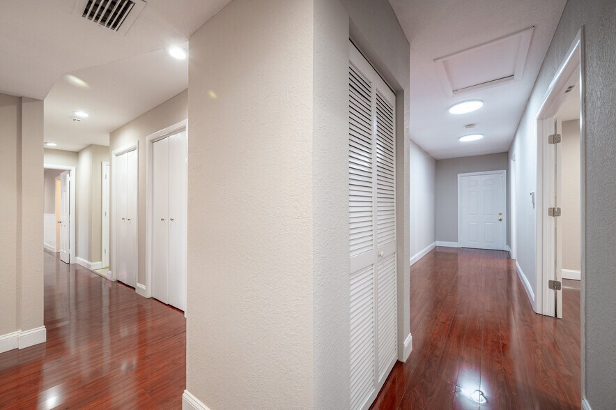 More Photos Of 5105 Memorial Hwy, Tampa Office Residential For Lease