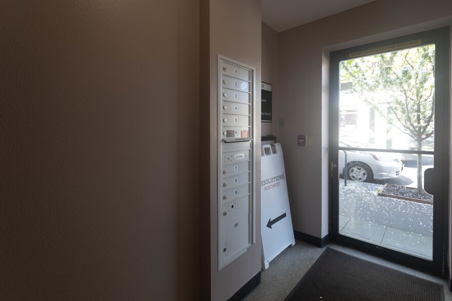 More Photos Of 2518-2524 NE Broadway St, Portland Office For Lease