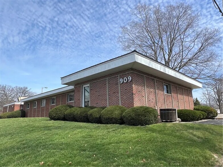 Primary Photo Of 909 N Logan Ave, Danville Medical For Sale