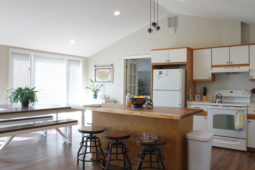 More Photos Of 400 E Main St, Mechanicsburg Office Residential For Sale