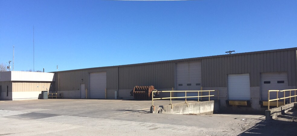 More Photos Of 437 Devils Glen Rd S, Bettendorf Manufacturing For Lease