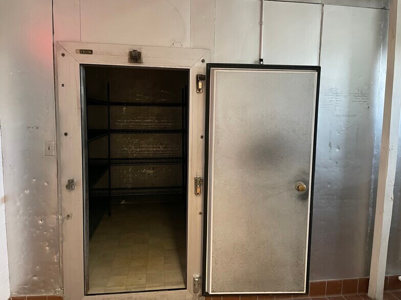 More Photos Of 1765 Meriden-Waterbury Tpke, Plantsville Restaurant For Lease