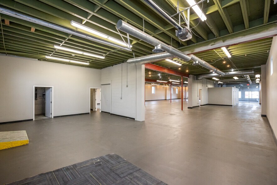 More Photos Of 1728 W 16th St, Indianapolis General Retail For Lease