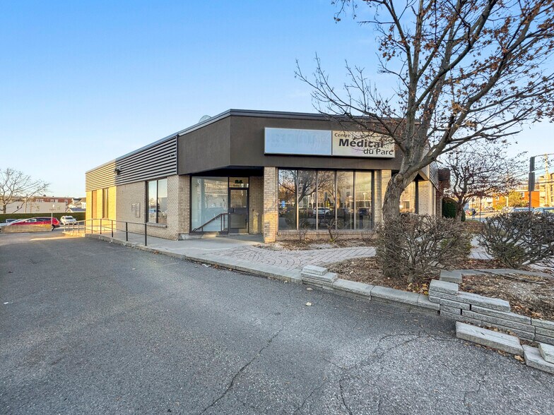 More Photos Of 84 Rue Court, Granby Medical For Sale
