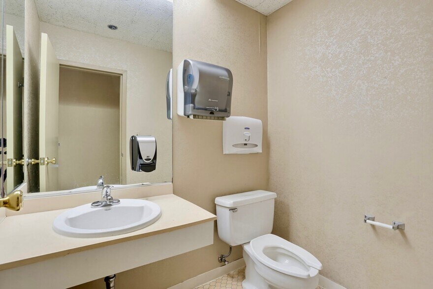 More Photos Of 505 Jermor Ln, Westminster Restaurant For Lease