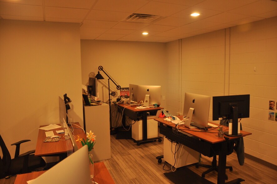 More Photos Of 917 Commerce Cir, Hanahan Warehouse For Lease