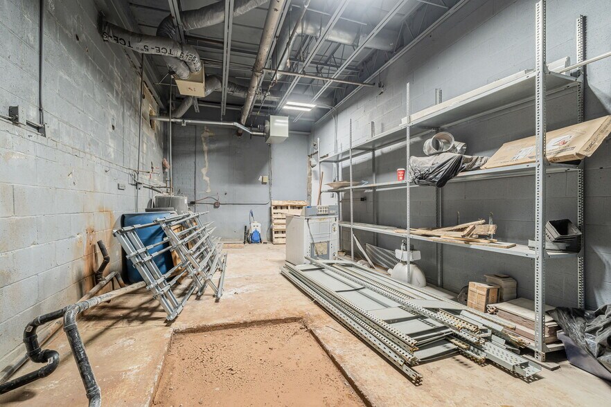 More Photos Of 8515 Av 9e, Montréal Light Manufacturing For Lease