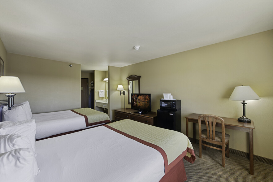 More Photos Of 1424 W Pine St, Pinedale Hotel For Sale