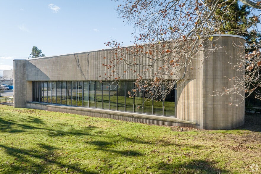 More Photos Of 567-575 N Midland Ave, Saddle Brook Warehouse For Lease