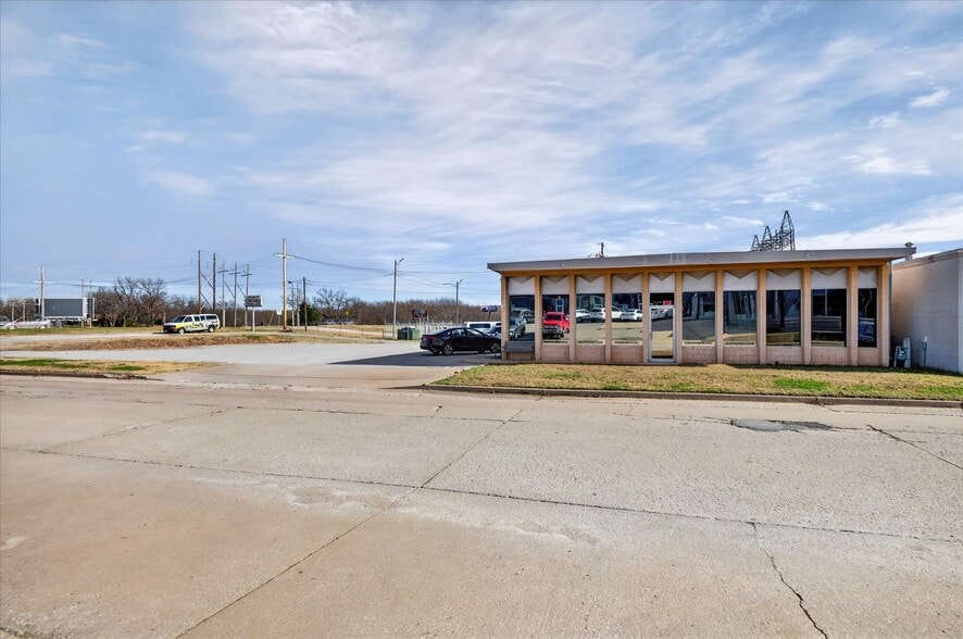 Primary Photo Of 218 S Comanche Ave, Bartlesville Auto Repair For Sale