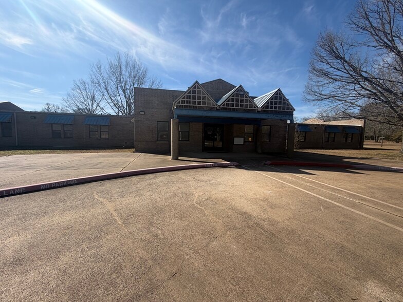 Primary Photo Of 1301 E Houston Ave, Crockett Religious Facility For Sale