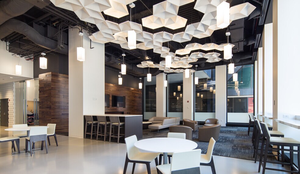 More Photos Of 222 S Riverside Plz, Chicago Office Residential For Lease