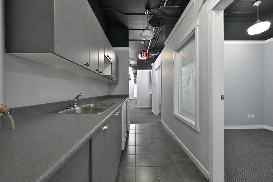 More Photos Of 15272 Croydon Dr, Surrey Light Distribution For Sale