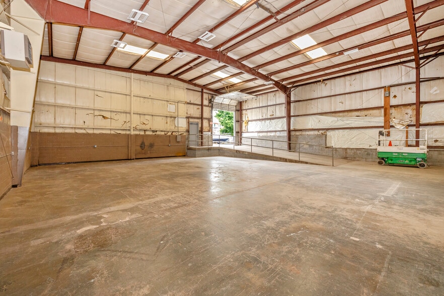 More Photos Of 329 E 2nd St, Frederick Warehouse For Lease