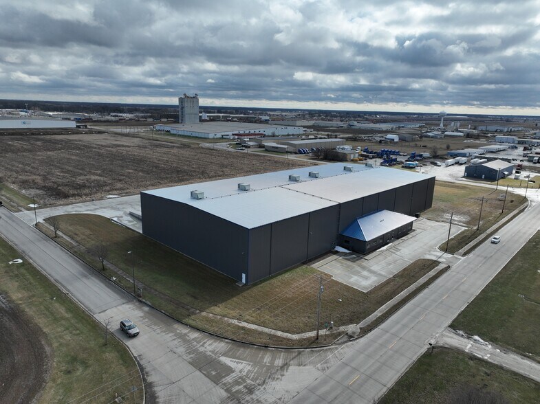 More Photos Of 2300 Raney, Effingham Warehouse For Lease