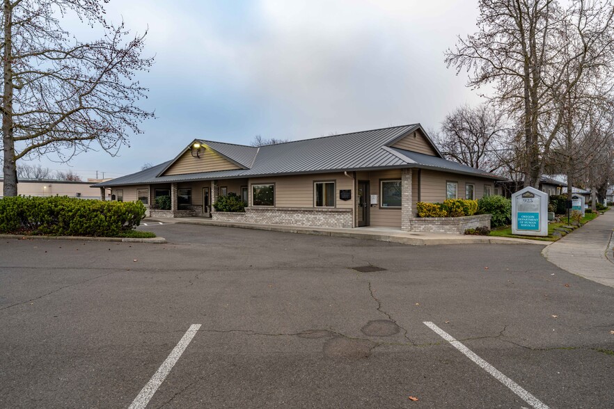 More Photos Of 925 Town Centre Dr, Medford Medical For Lease