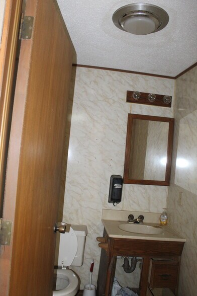 More Photos Of 1421 34th St, Woodward Service For Sale