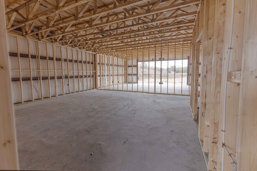 More Photos Of 3023 E C 48, Center Hill Warehouse For Lease