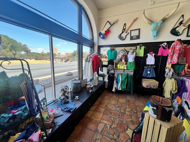 More Photos Of 1305 S 1st St, Abilene General Retail For Sale