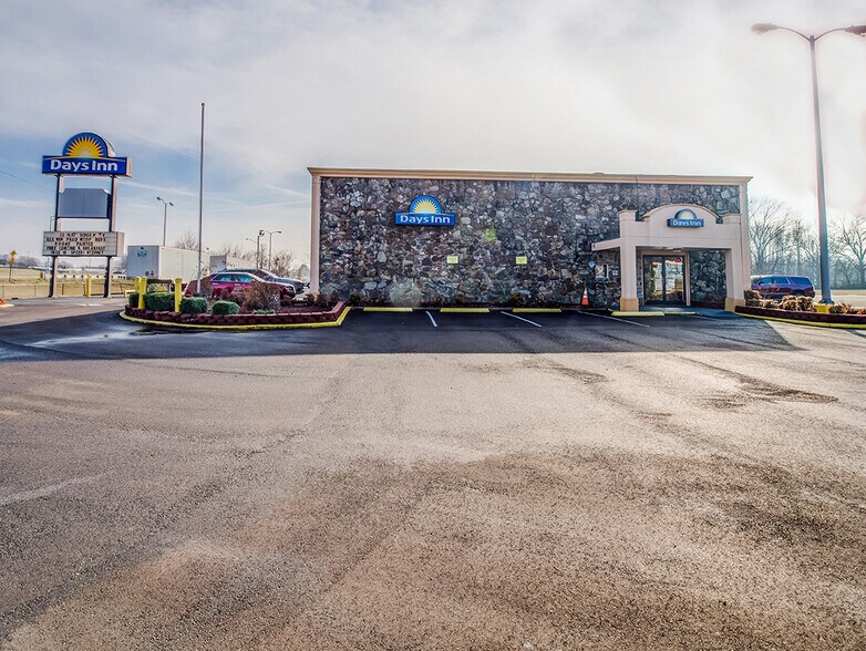 More Photos Of 800 University St, Martin Hotel For Sale